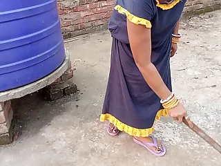 Bengali Bhabhi XXX झाड़ू निकाल रही भाभी को छत पर बने रूम जबरदस्त चोदा ! साफ हिंदी आवाज में